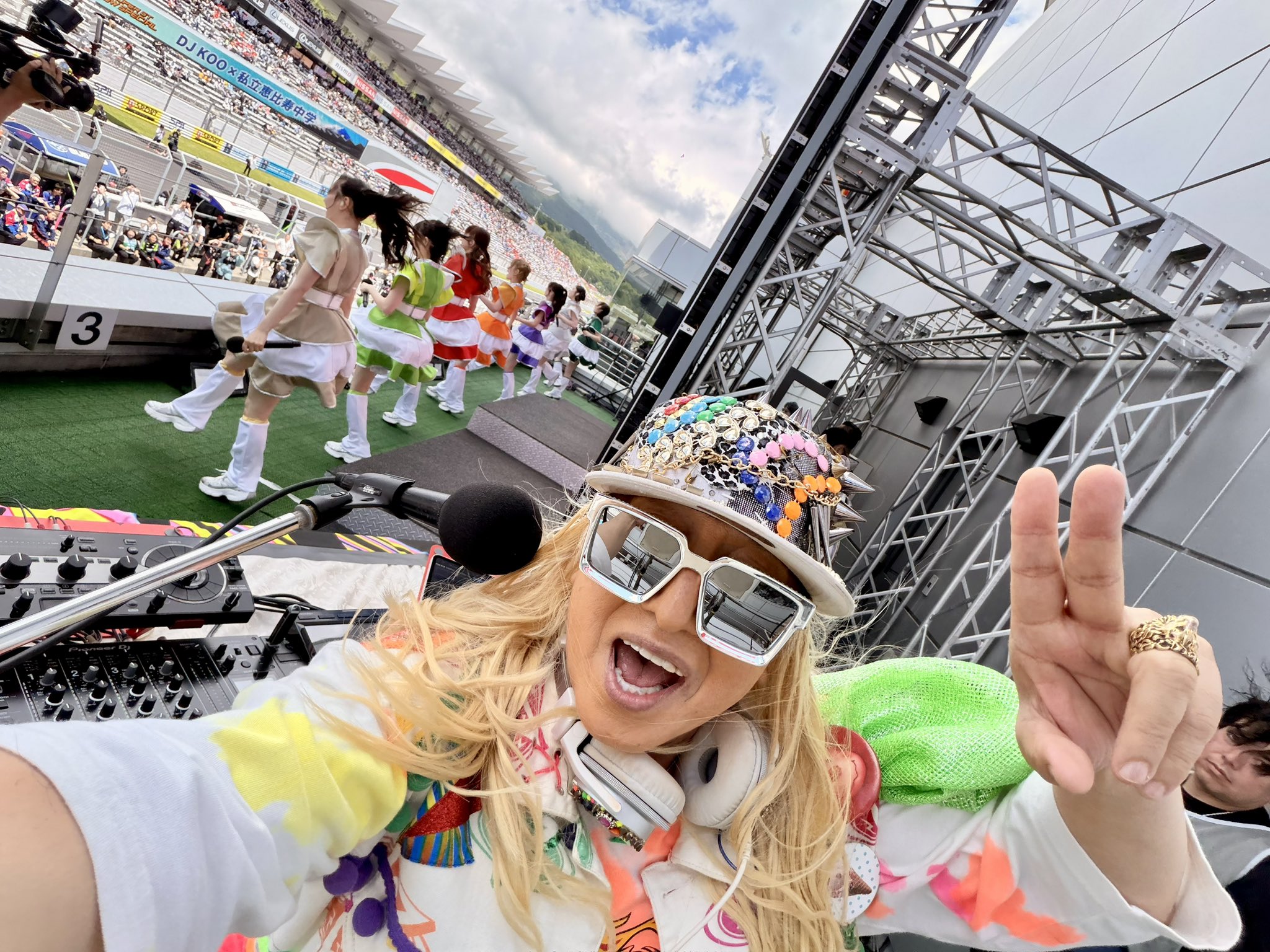 DJ KOO×私立恵比寿中学、SUPER GT「GW SPECIAL LIVE」で熱狂ステージ